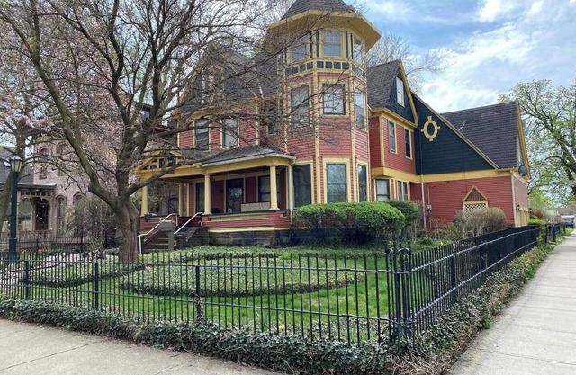 2BR Garden Unit | Pets Friendly | Near Downtown