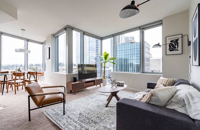 Sophari's 2BR Heart of Bellevue
