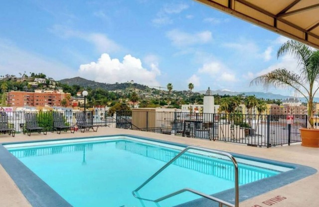 2BR Hollywood Apt w/ Rooftop Pool & Stunning Views