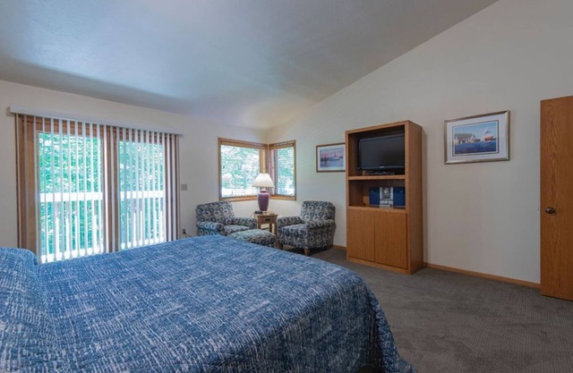2BR Lakefront Condo: Sauna, Indoor Pool, & Stunning Views