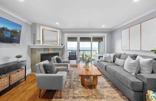 2BR Lakefront Tahoe Condo w/ 2 balconies, close to Northstar!