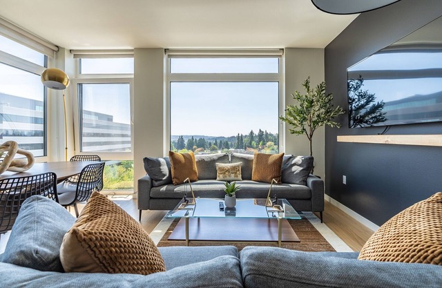 NEW! DT Bellevue 2BR & 2BT, Modern, Gym