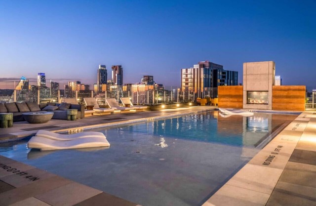 2BR Lux Highrise + Austin + Vibrant Rainey St