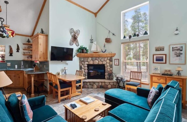2BR Mountain Cabin w/ Loft: View, Loft, Fireplace