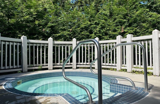 2BR Multi-Level Townhome in Peaceful Location | Hot Tub | Free Parking