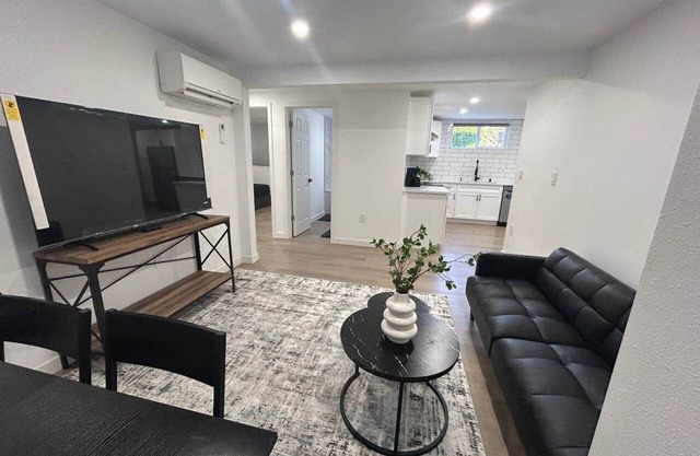 Modern & stylish 2 bedrooms near Downtown, Lumen field, light rail.
