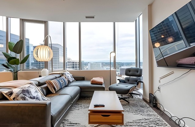 The Sophari Bellevue:2BR Penthouse|Gym|MtnViews8
