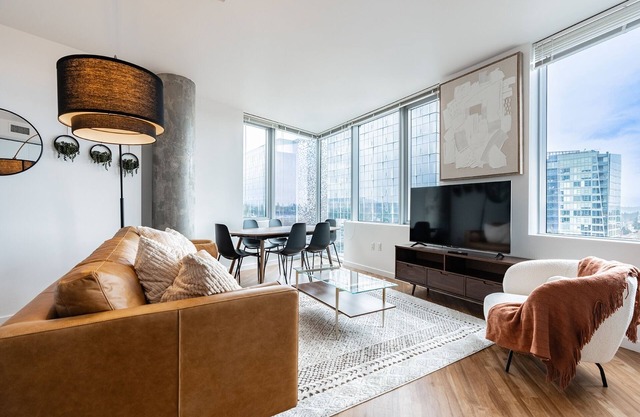 Sophari's Elegant 2BR in Bellevue, Gym, Pool