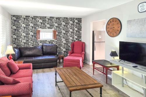2BR Retreat with Fire Pit Close To Downtown STL