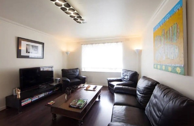 2br, Safe, Locked Parking & Close to Transport