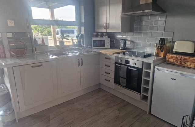 2BR-Sleeps4-Balcony-PetsOK-Parking-Ferryside