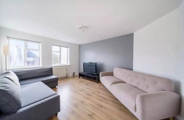 2BR-Sleeps6-Parking-Garden-NearLondon