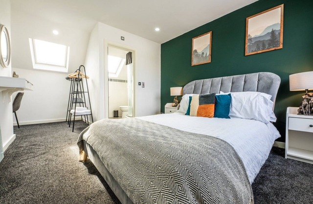 Modern 2-BR Cardiff Getaway