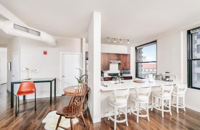 2BR Stunning Lux Apartment Free Parking, Rooftop Deck & Gym, ADA Compliant