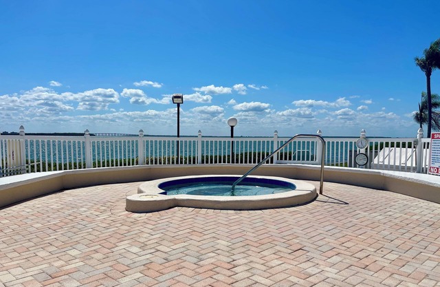 2BR Sunset Views on Beautiful Isla Del Sol minutes from Beaches and St Pete