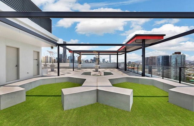 2BR Utopia Fortitude Valley Pool Rooftop King bed