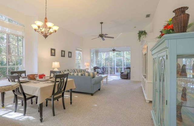 2BR villa centrally located in University Park - Forest View