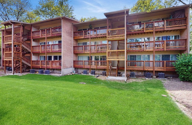 2BR w/Balcony, Fireplace & Wi-Fi