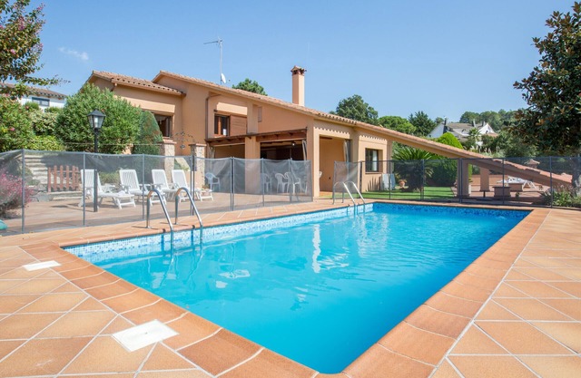 2CIP01-08pax - Maison d'une capacité de 08 personnes et piscine privée située dans un quartier calme
