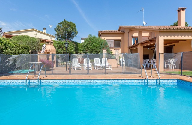2CIP01-12pax - Maison d'une capacité de 12 personnes et piscine privée située dans un quartier calme