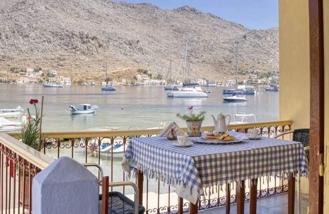 2islands, Waterfront House Pedi