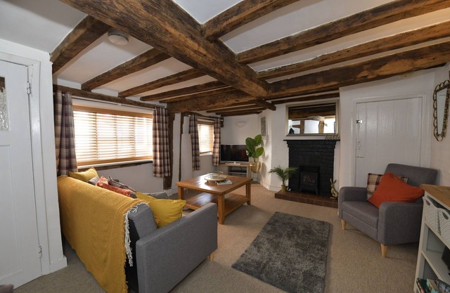 2min walk to Shrewsbury town centre. Sleeps 6 - historic townhouse, free parking