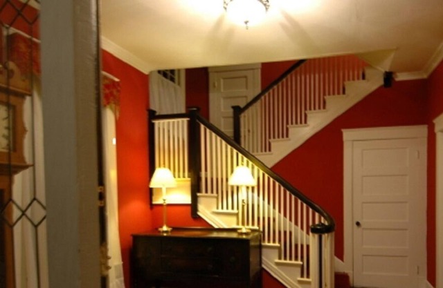 2nd Floor apartment on beautiful street in historic district