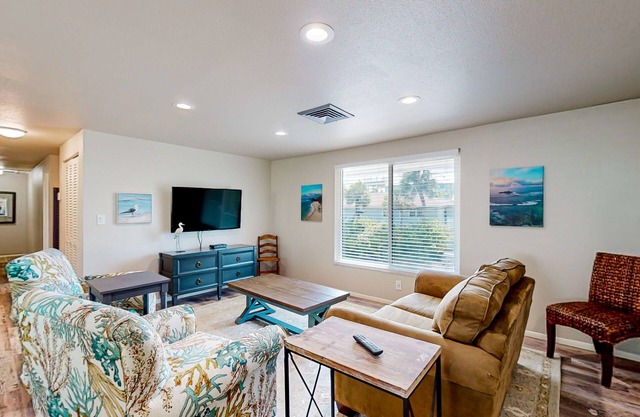 2nd-floor condo across the street from the beach with heated pool, balcony, W/D