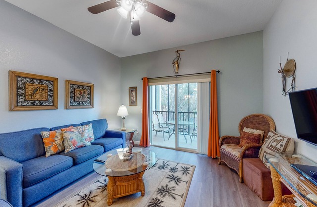 2nd floor condo w/ basketball court, balcony, restaurant, near theme parks