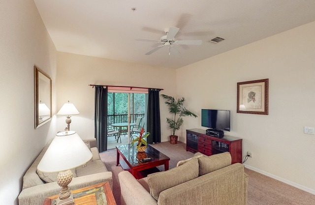 2nd floor condo w/ shared pools, basketball court, near theme parks, sauna, gym