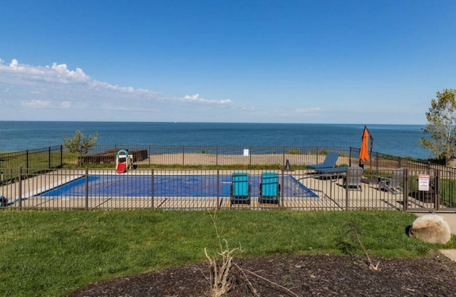2nd Floor Edgewater · Lovely Lakefront Home 3Bd+Crib 8 min to Downtn