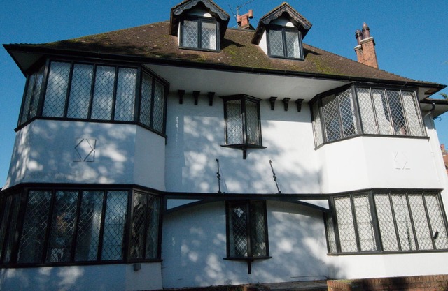 2nd floor modern flat in large Edwardian house ten minutes’ walk from railway