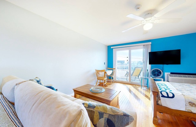 2nd-floor studio 1 block from the beach with pool, beach access, grills, & W/D