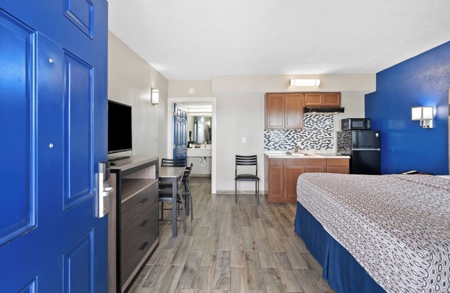 2nd level pool front Kitchen Walk to Beach