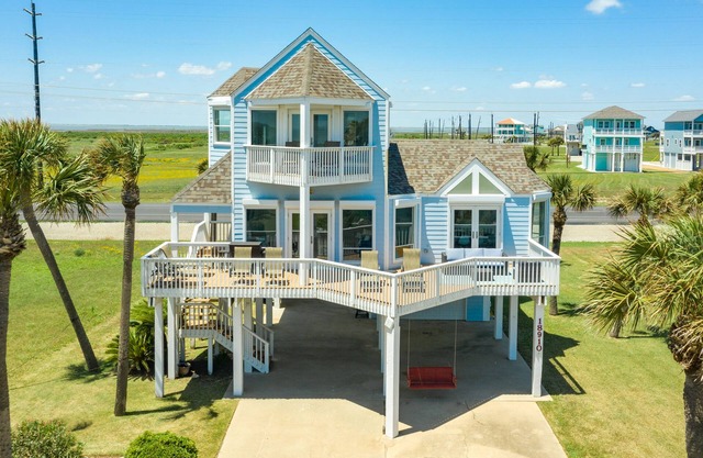 2nd row Gulf Views w/ Large Deck, Open Living, Private Bedrooms - Cool & Coastal