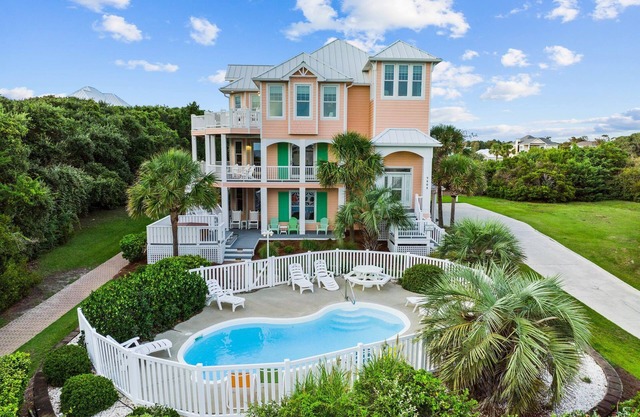Maison haut de gamme, 2e rangée, avec vue, piscine privée, bain à remous, passerelle semi-privée