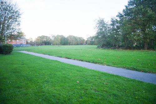 2ndHomeStays- Willenhall-A Serene 3 Bed House with a Garden View-Suitable for Contractors and Families-Sleeps 9 - 7 mins to J10 M6 and 21 mins to Birmingham