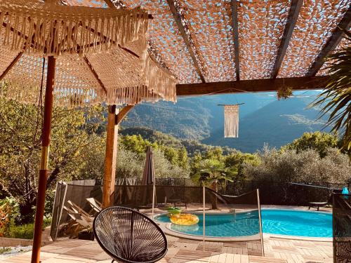 2P au coeur des montagnes avec piscine chauffée