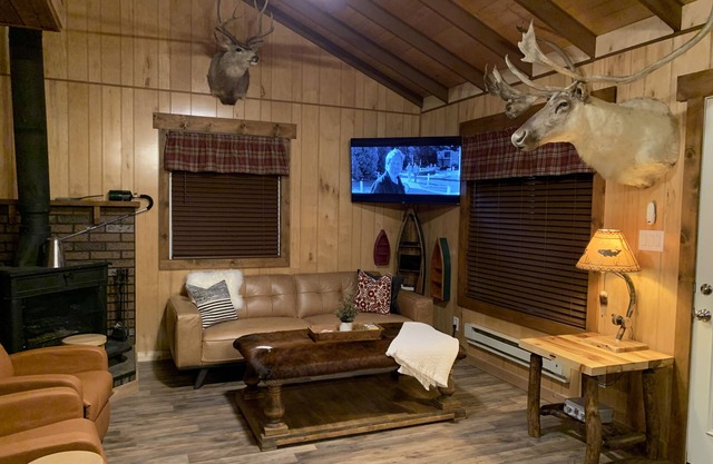 2Q Cabin near Leesville Lake ~Pets welcome~