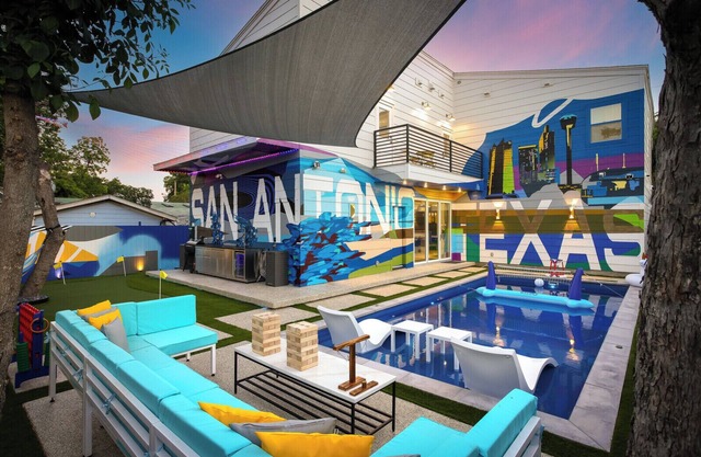 2x HotTub, Pool, MiniGolf, Theater, Games, 20 guests