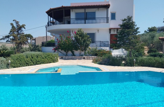 LES TROIS GRACES - VILLA AVEC PISCINE