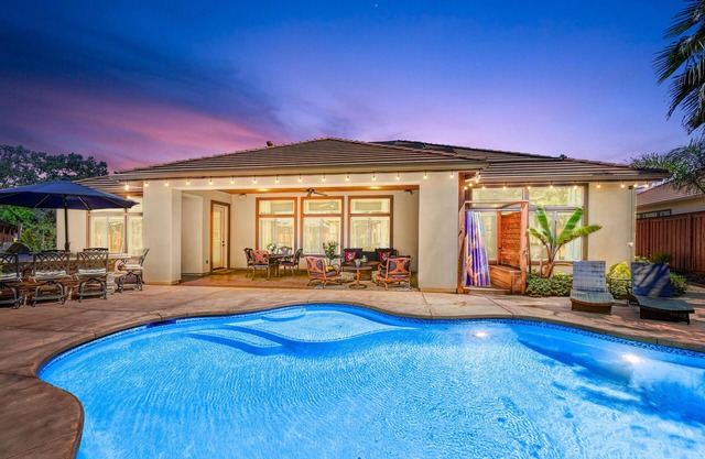 3,000sqft oasis with pool/spa/vegetable garden. Great location!!!