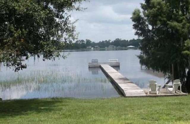 3/2/2 Lake House Location saisonnière. Environ 1800 m² habitables Pêche et navigation de plaisance.