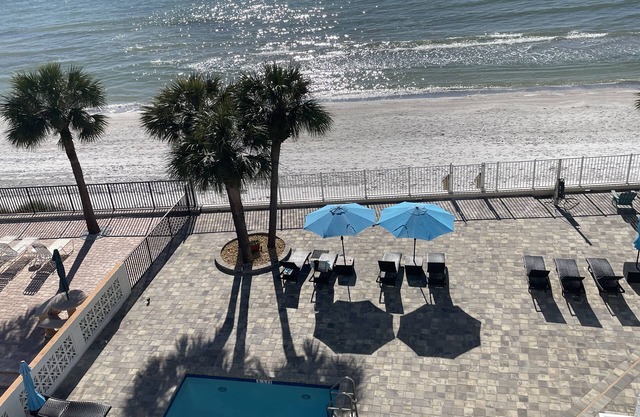 3/2 condo w/large balcony directly on the Gulf of Mexico