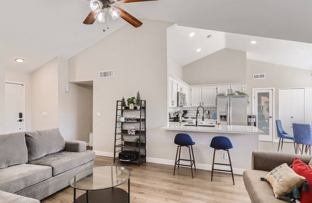 3/2 Quiet Home w/Pool w/in driving distance of major shopping and entertainment.