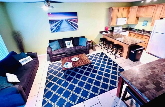 3/3 Home within walking distance of the beach!