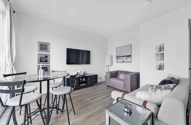 Stylish Slabtown Condo next to Downtown TC