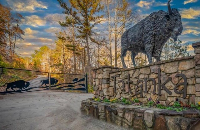 3,500 Home w/Mountain & Golf Course Views + Pool Table & Games + Fast Wi-Fi