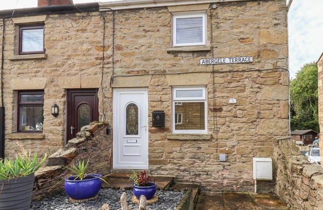 3 ABERGELE TERRACE, pet friendly, with a garden in Ffynnongroyw