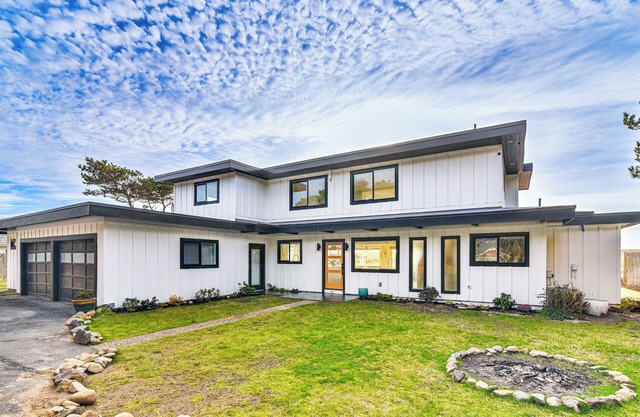 3-Acre Oceanfront Home: Game Room & Fire Pit!